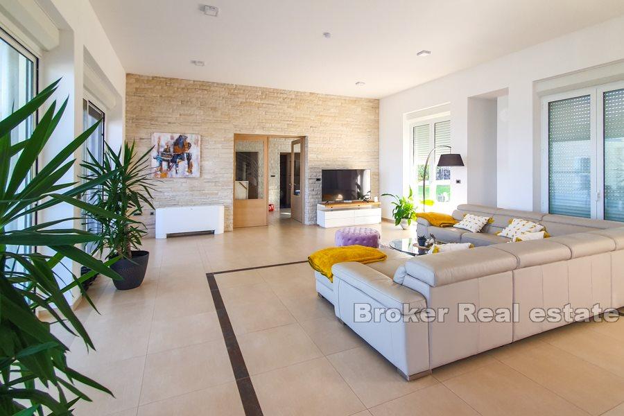 Przestronna willa w pierwszym rzędzie do morza