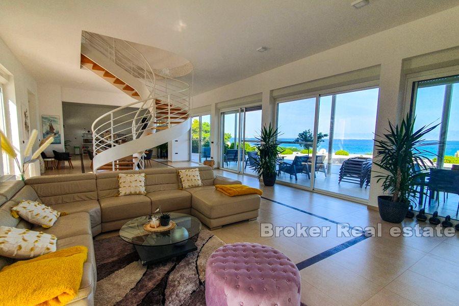 Villa spacieuse au premier rang de la mer