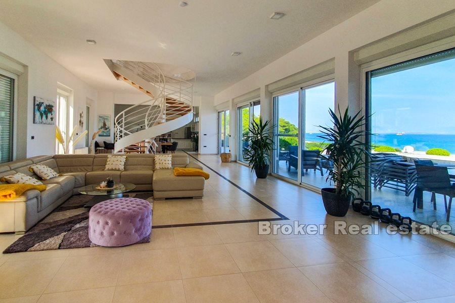 Przestronna willa w pierwszym rzędzie do morza