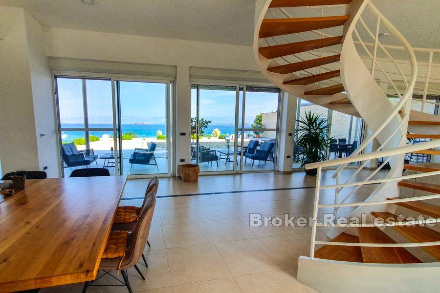 Villa spacieuse au premier rang de la mer