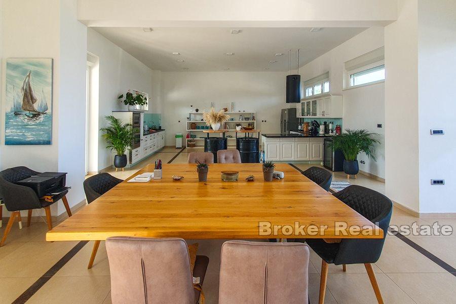 Prostrana villa u prvom redu do mora