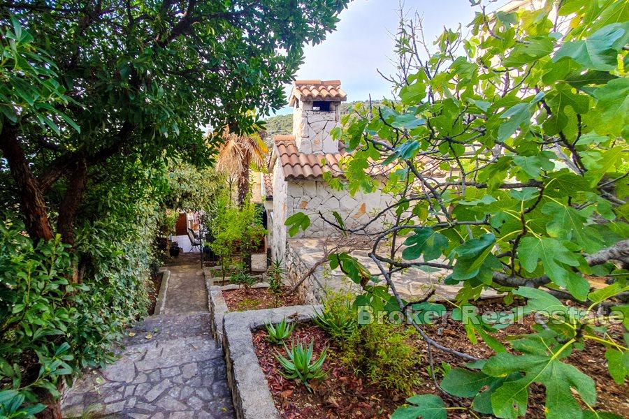 Casa in pietra in seconda fila al mare