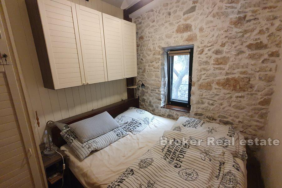 Casa in pietra in seconda fila al mare