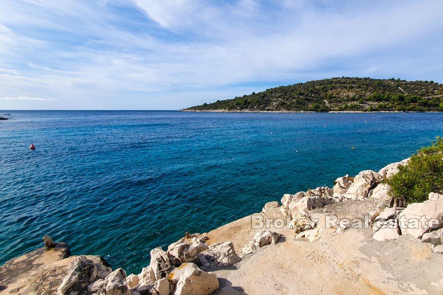 Stenhus i andra raden mot havet
