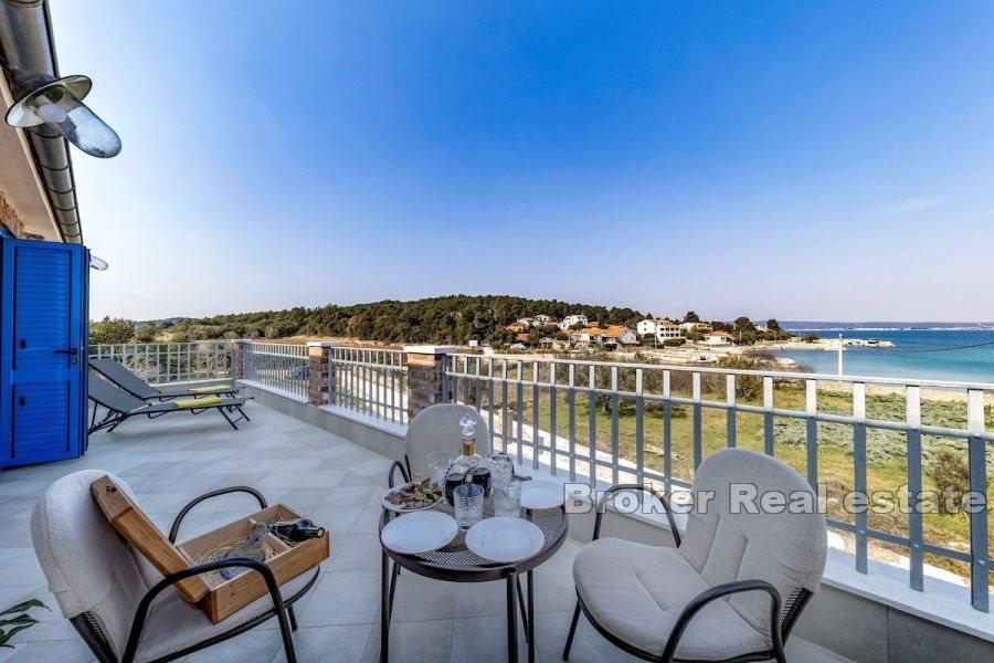 Maison en pierre avec piscine au premier rang de la mer