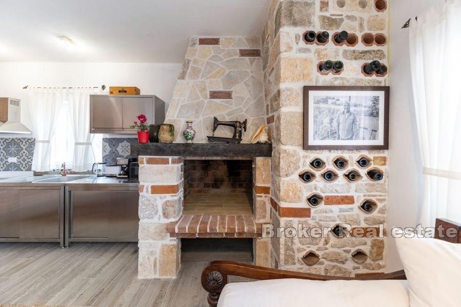 Steinhus med basseng i første rad til sjøen