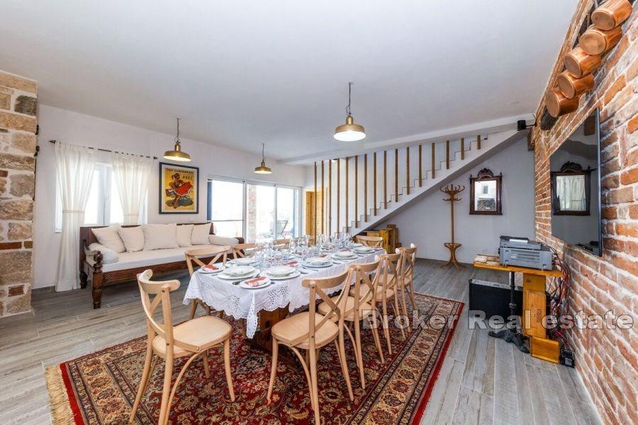Steinhus med basseng i første rad til sjøen