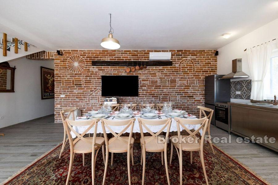 Stenhus med pool i första raden mot havet