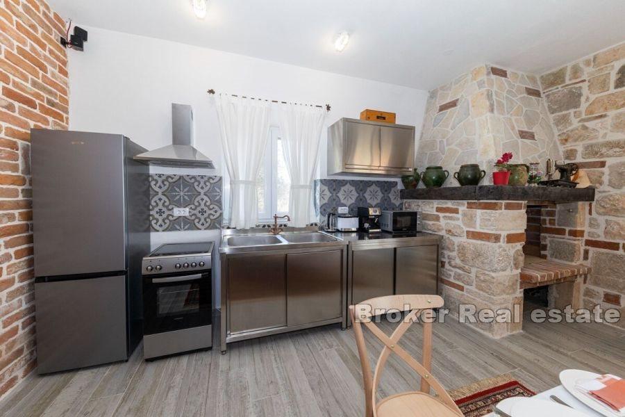 Stenhus med pool i första raden mot havet