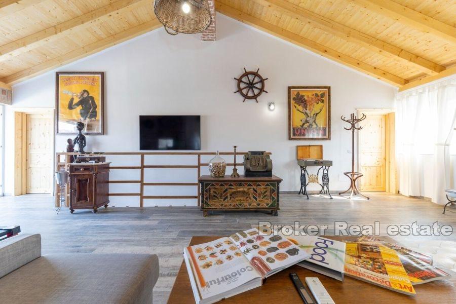 Steinhus med basseng i første rad til sjøen