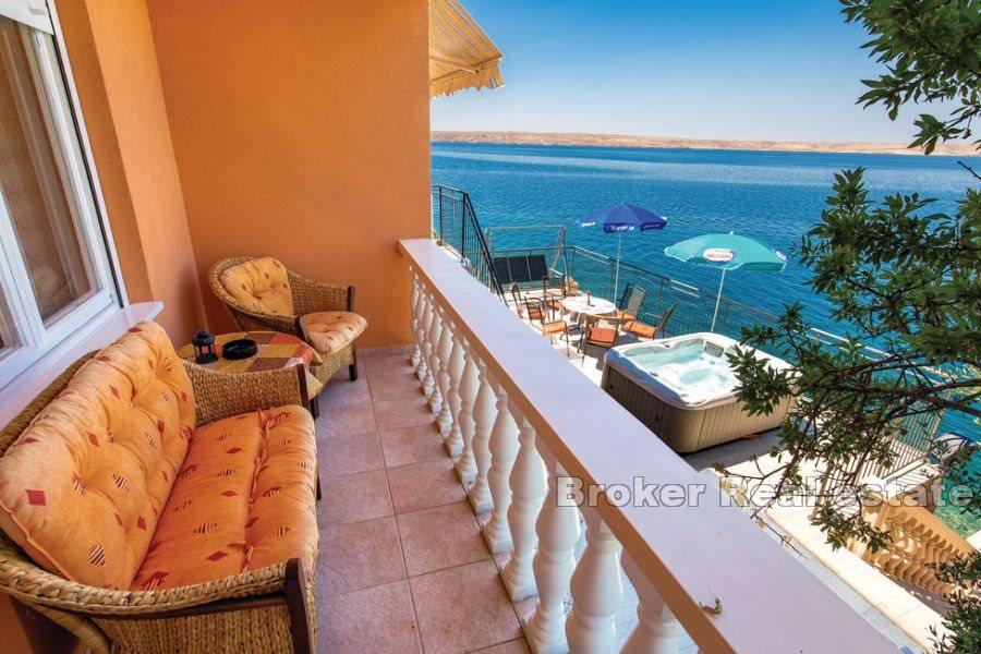 Sjarmerende hus første rad til sjøen