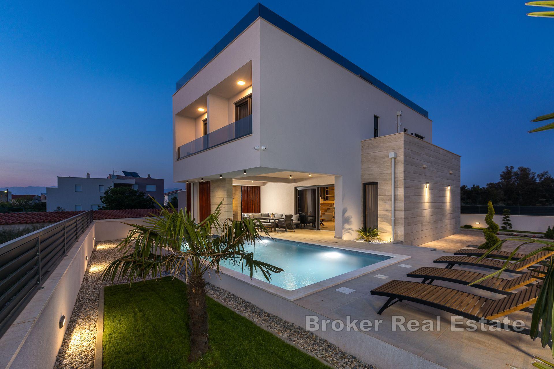 Nybygd villa med basseng ikke langt fra sjøen