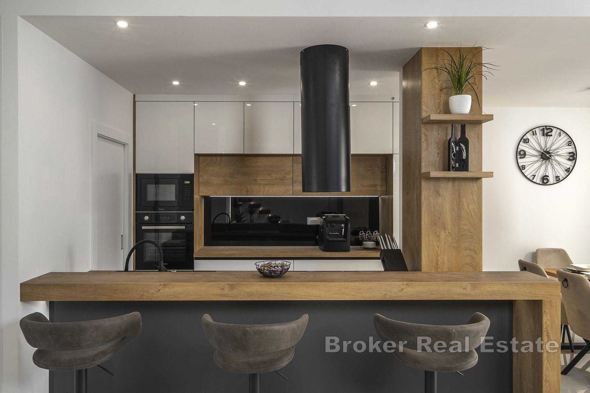 Nybygd villa med basseng ikke langt fra sjøen