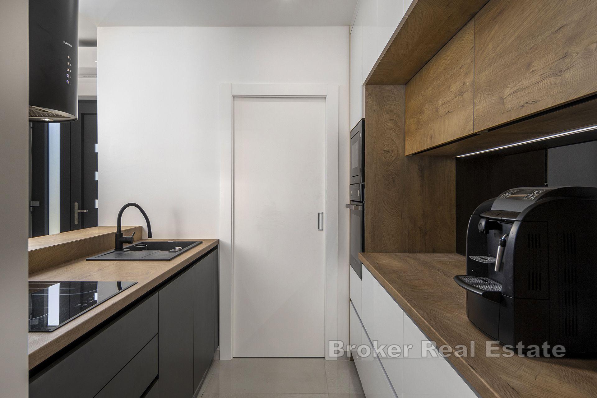 Nybygd villa med basseng ikke langt fra sjøen