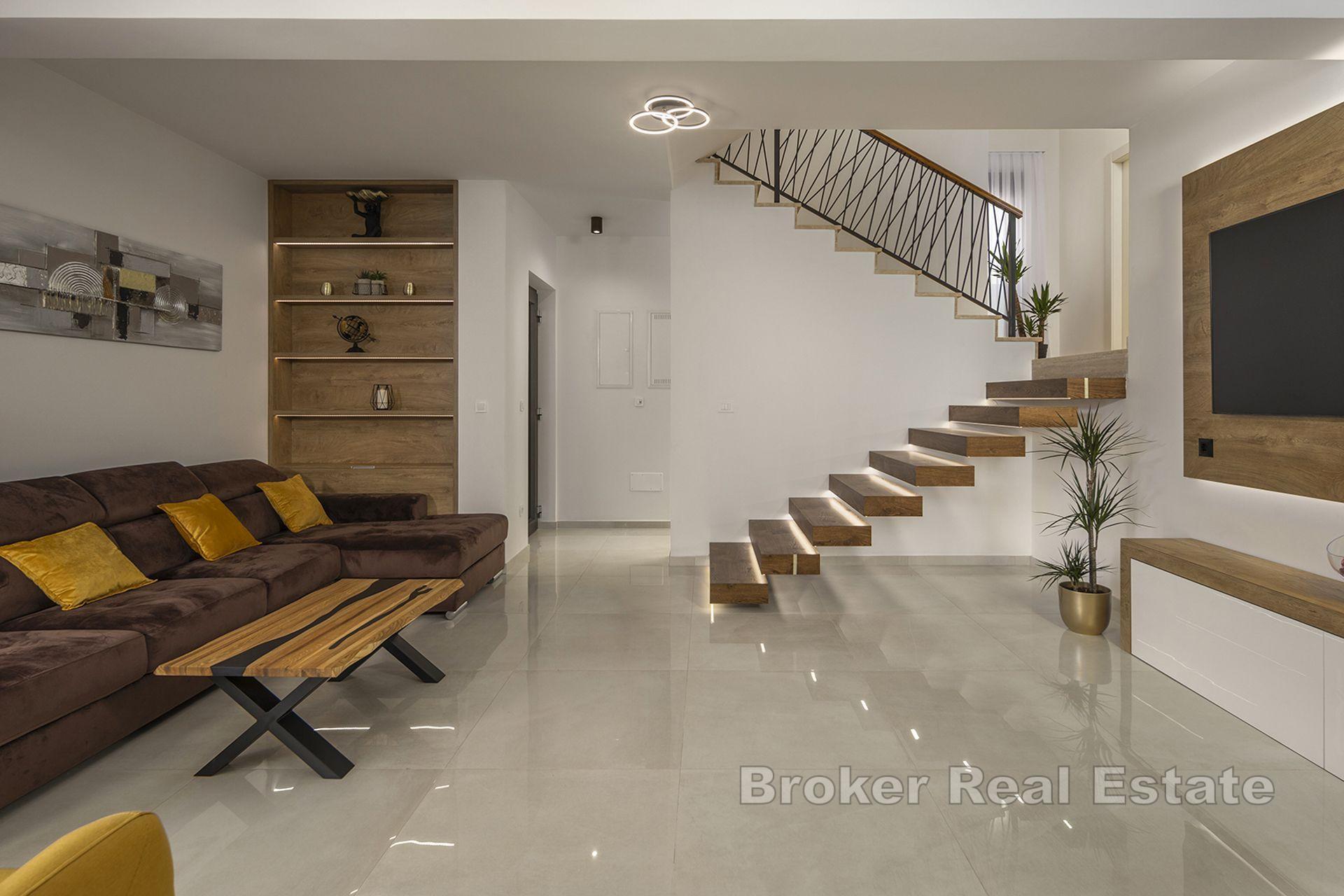 Nybygd villa med basseng ikke langt fra sjøen