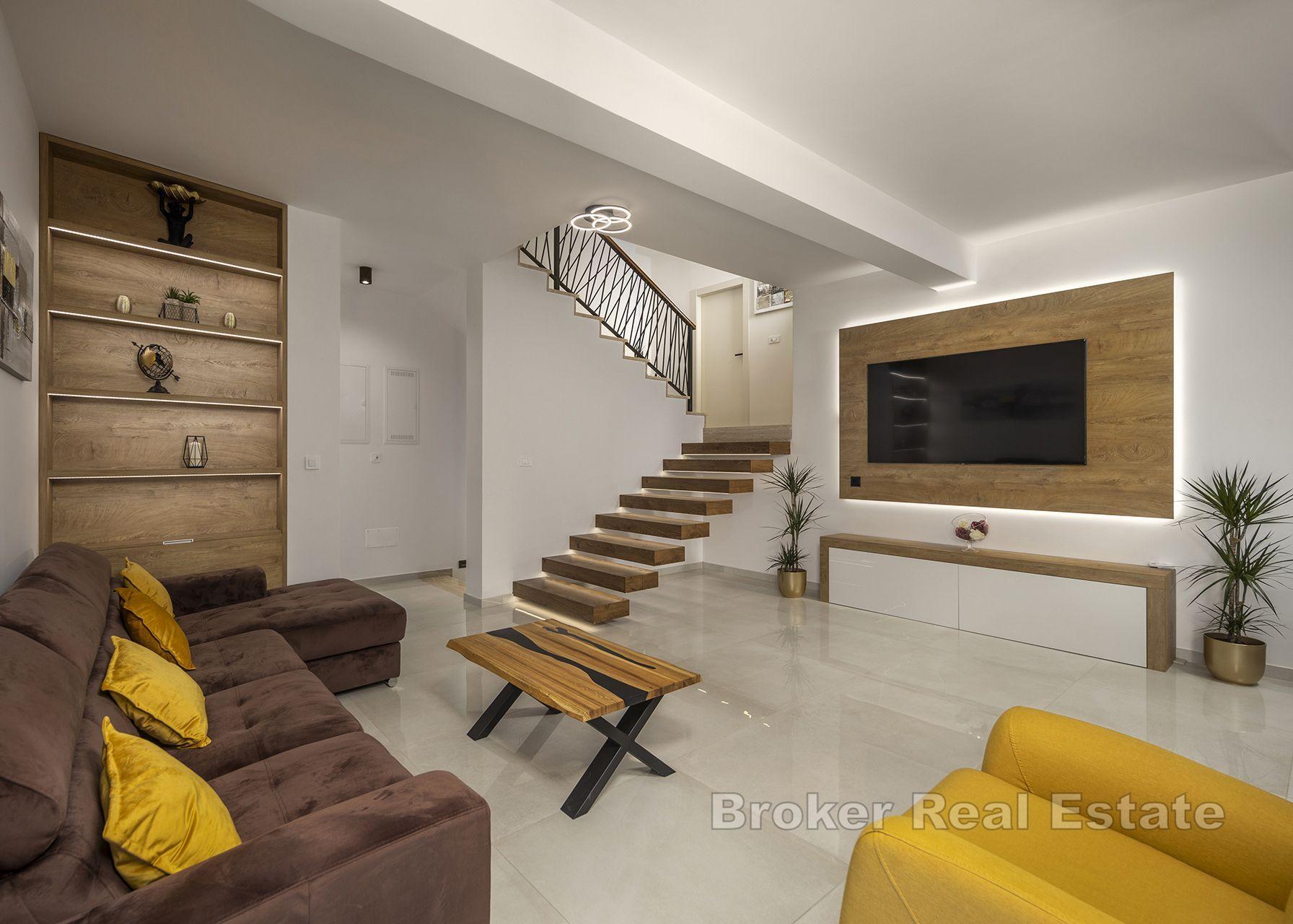 Nybygd villa med basseng ikke langt fra sjøen