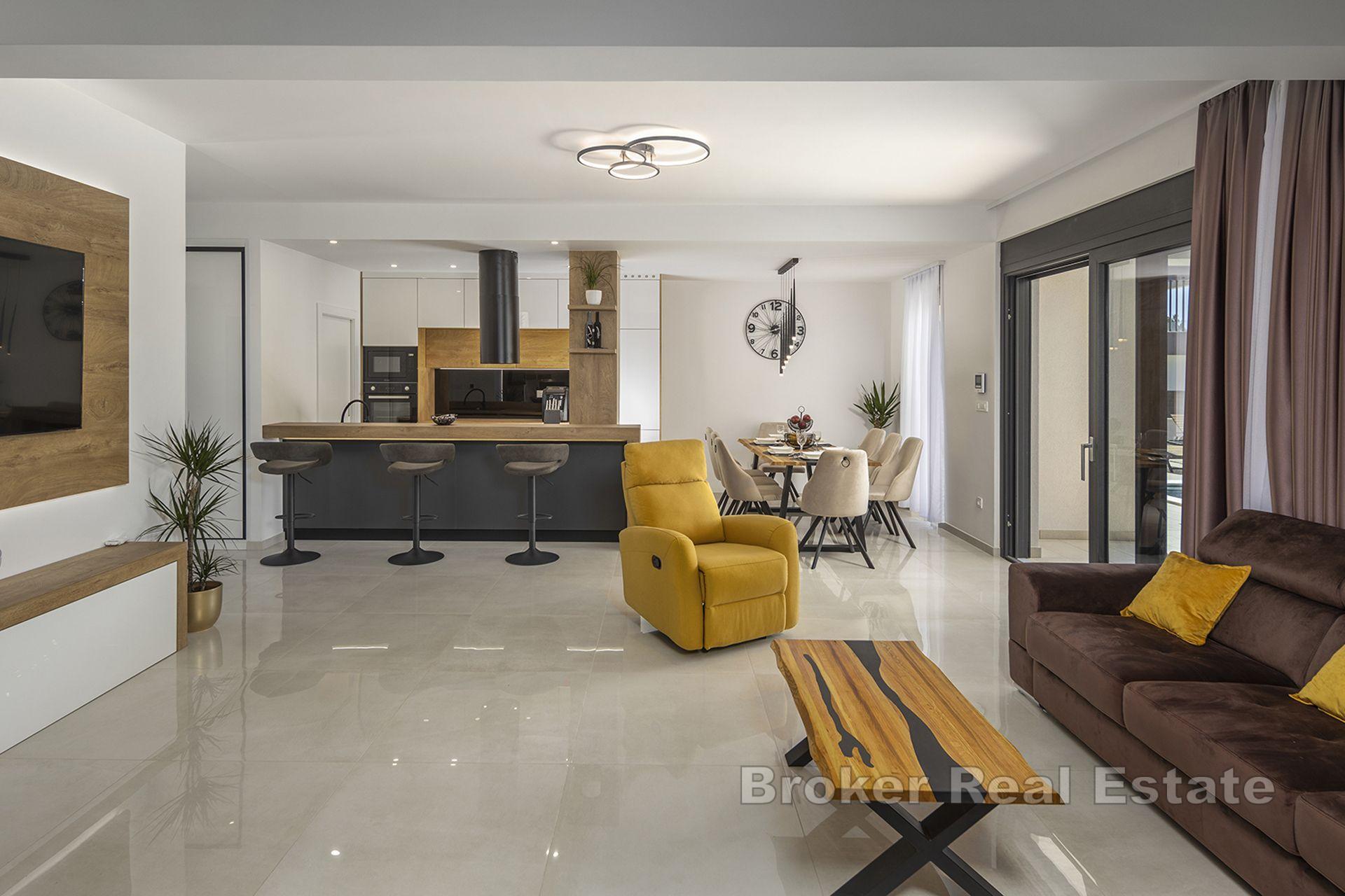 Nybygd villa med basseng ikke langt fra sjøen