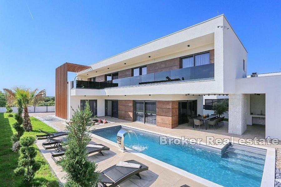 Newly built modern villa with swimming pool
