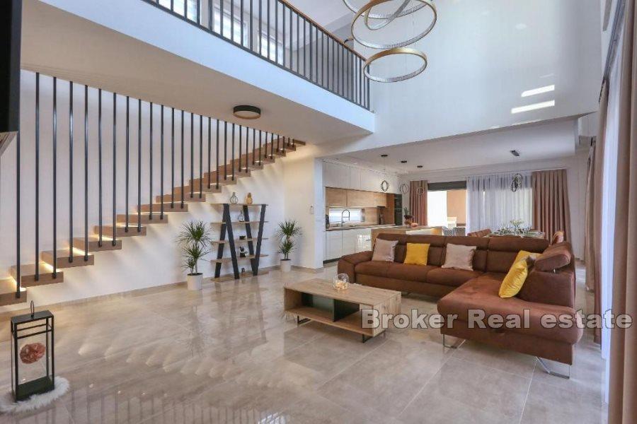 Neu gebaute moderne Villa mit Swimmingpool