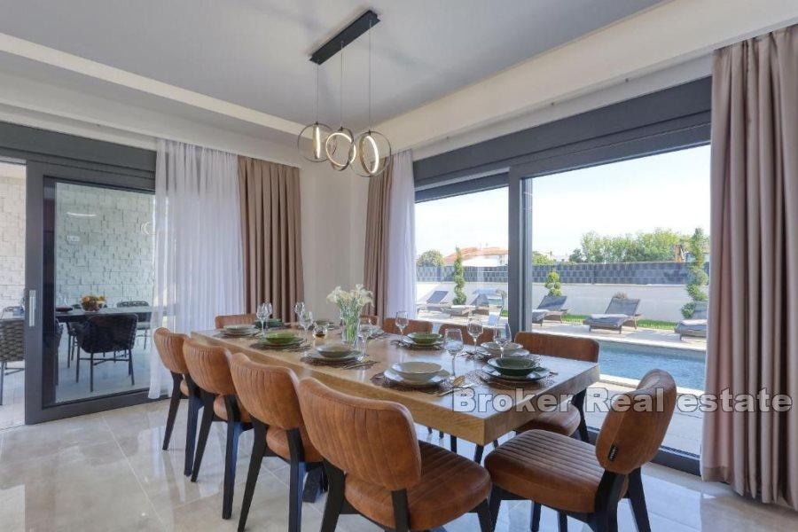 Neu gebaute moderne Villa mit Swimmingpool