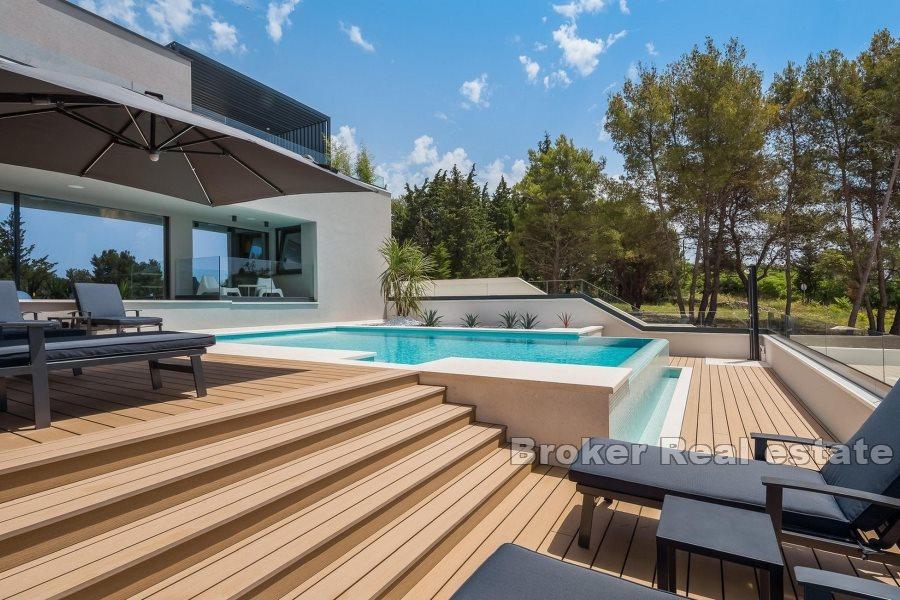 Luxury villa with pool and sea view