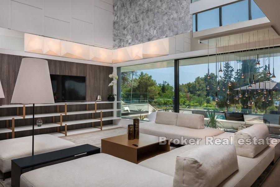 Luxusvilla mit Pool und Meerblick