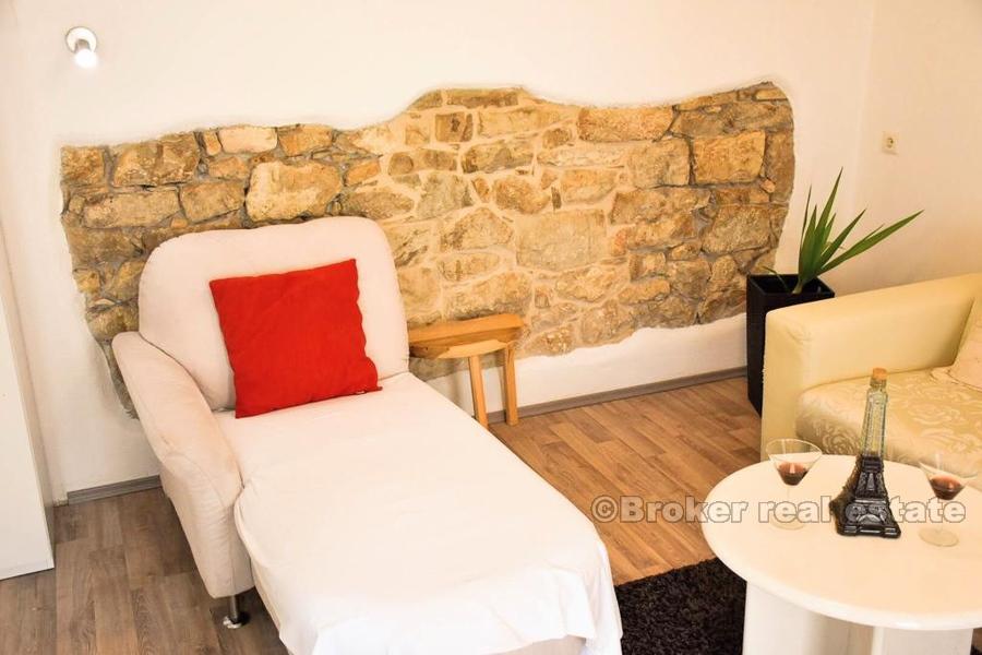 Zrekonstruovaný dům na třech podlažích, k prodeji