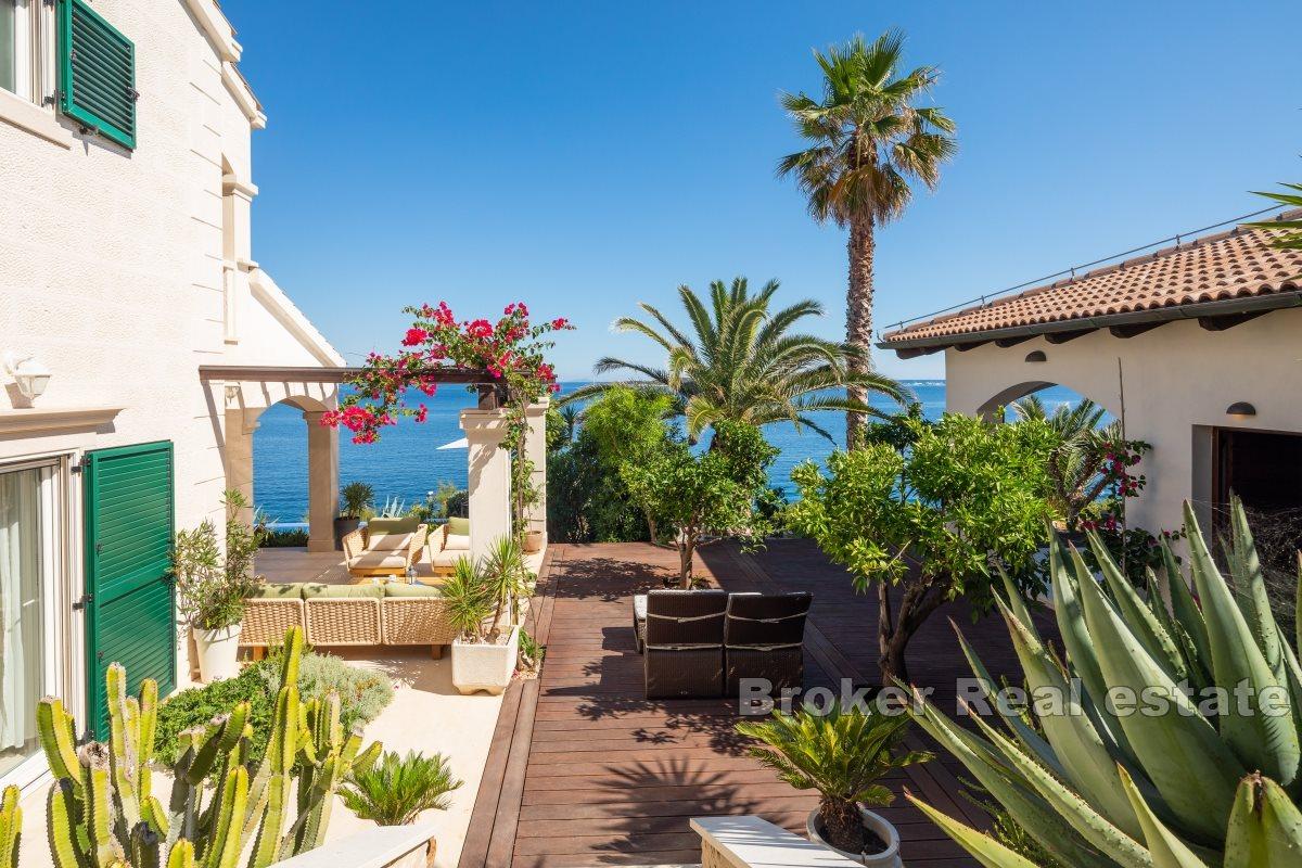 Villa with pool and outbuilding in the first row to the sea