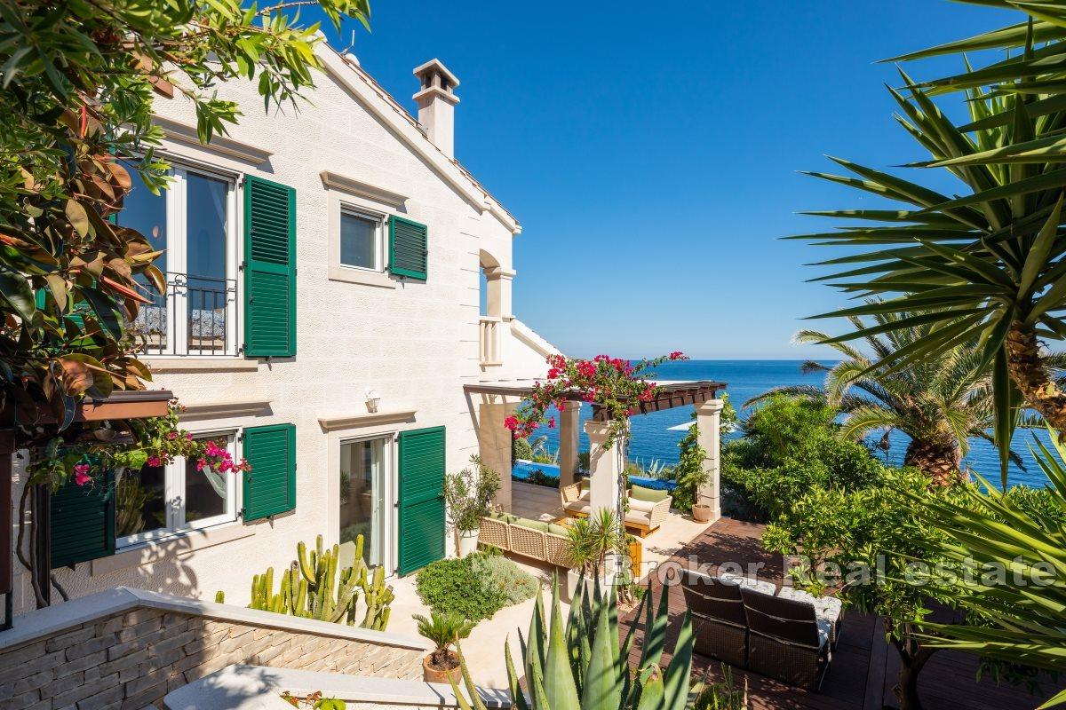 Villa with pool and outbuilding in the first row to the sea