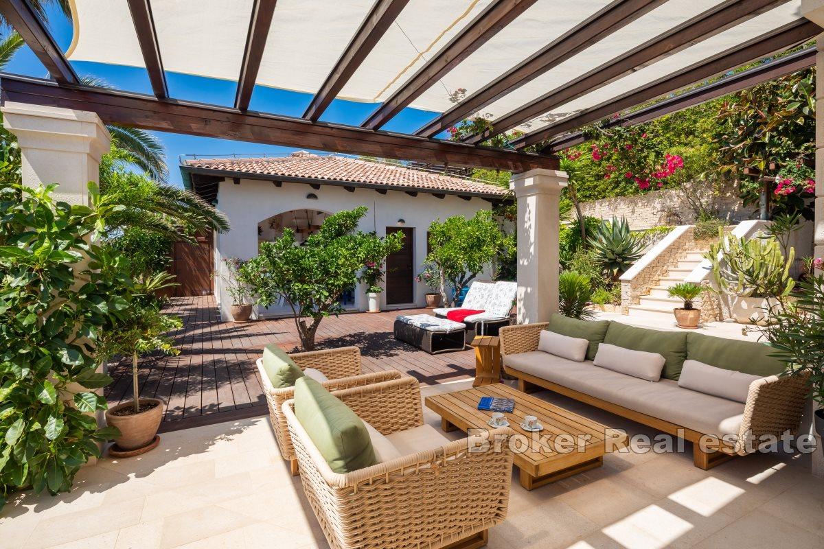 Villa with pool and outbuilding in the first row to the sea