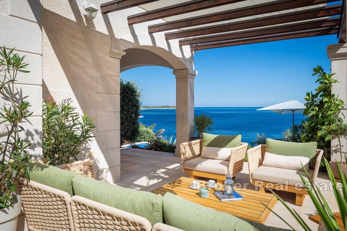 Villa with pool and outbuilding in the first row to the sea