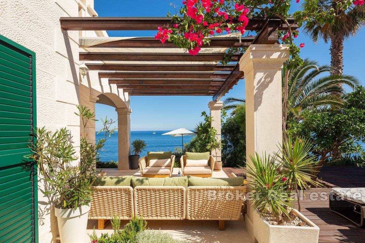 Villa med pool och uthus i första raden mot havet