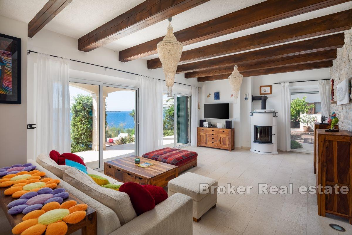 Villa with pool and outbuilding in the first row to the sea