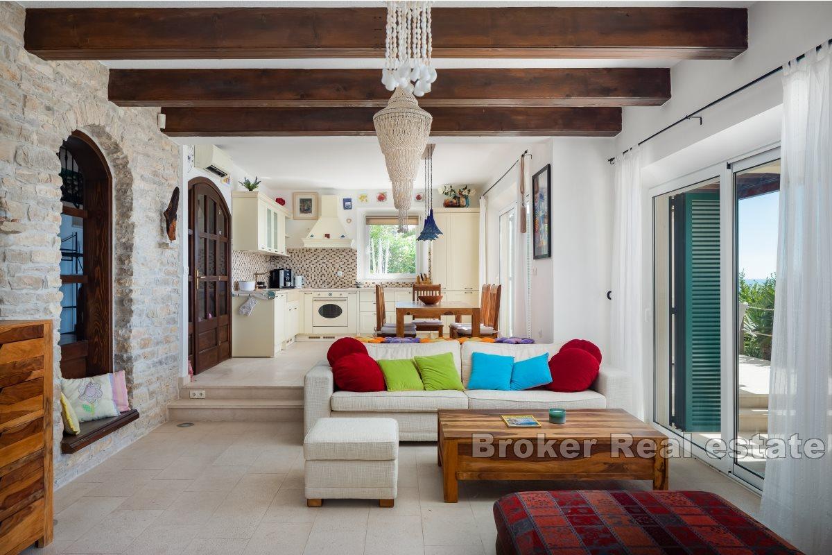 Villa with pool and outbuilding in the first row to the sea