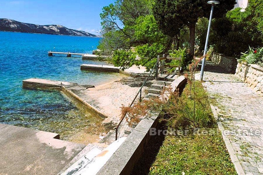 Haus mit Pool in zweiter Reihe zum Meer