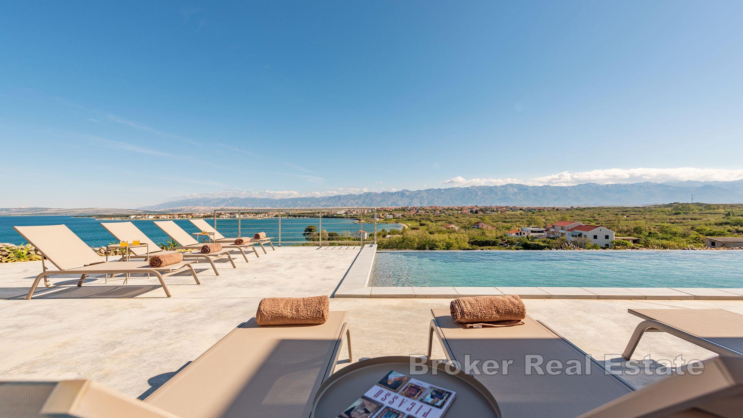 Villa mit Pool und Meerblick in einer ruhigen Gegend