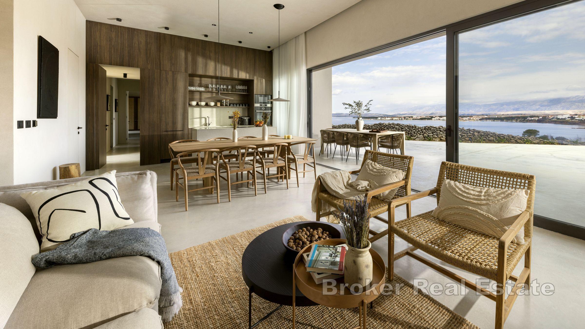 Villa med basseng og havutsikt beliggende i et fredelig område