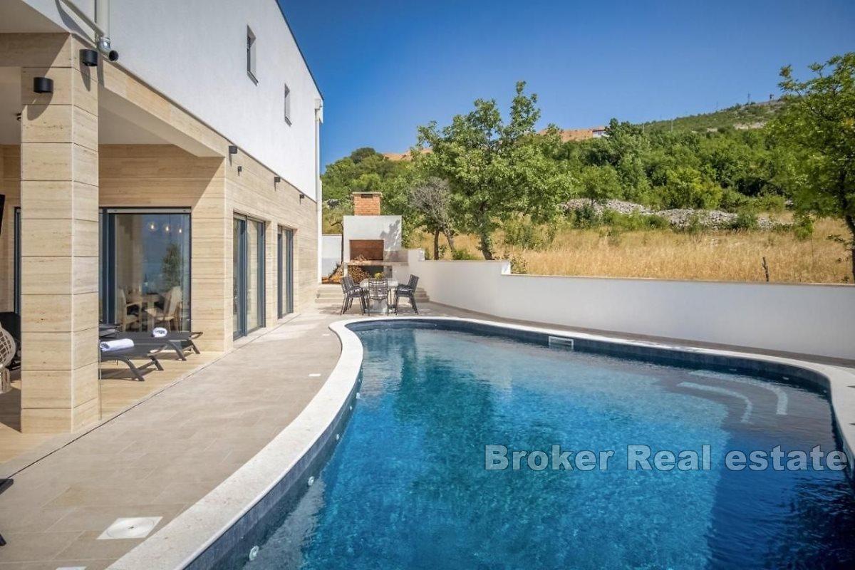 Maison moderne avec deux appartements près de la mer