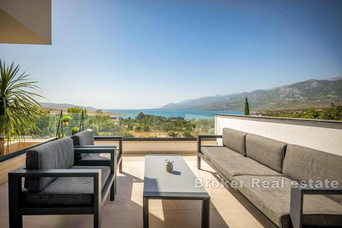 Maison moderne avec deux appartements près de la mer