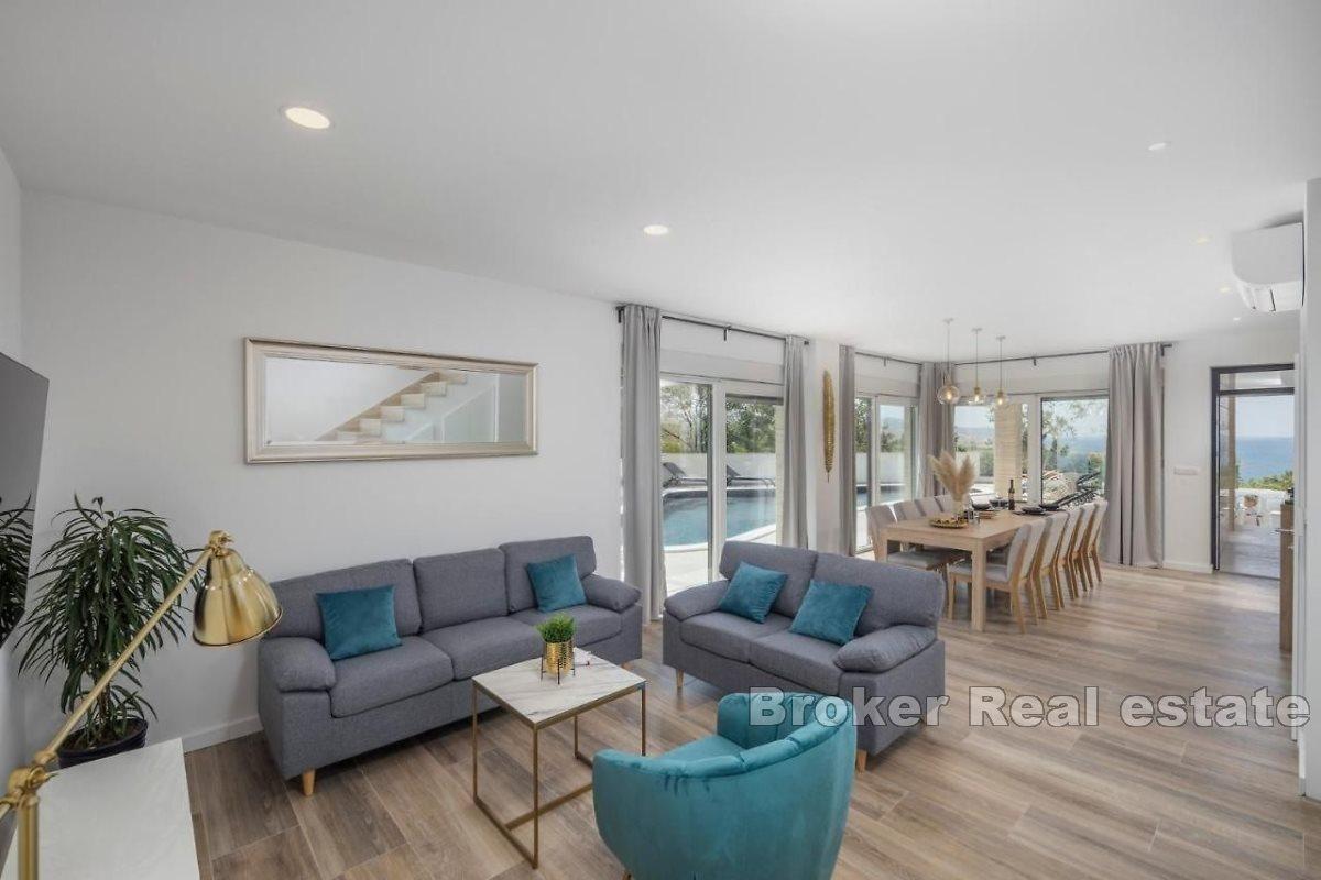 Maison moderne avec deux appartements près de la mer