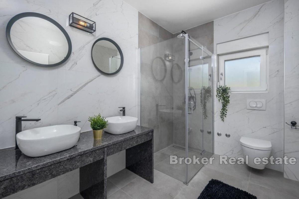 Nowoczesny dom z dwoma apartamentami blisko morza