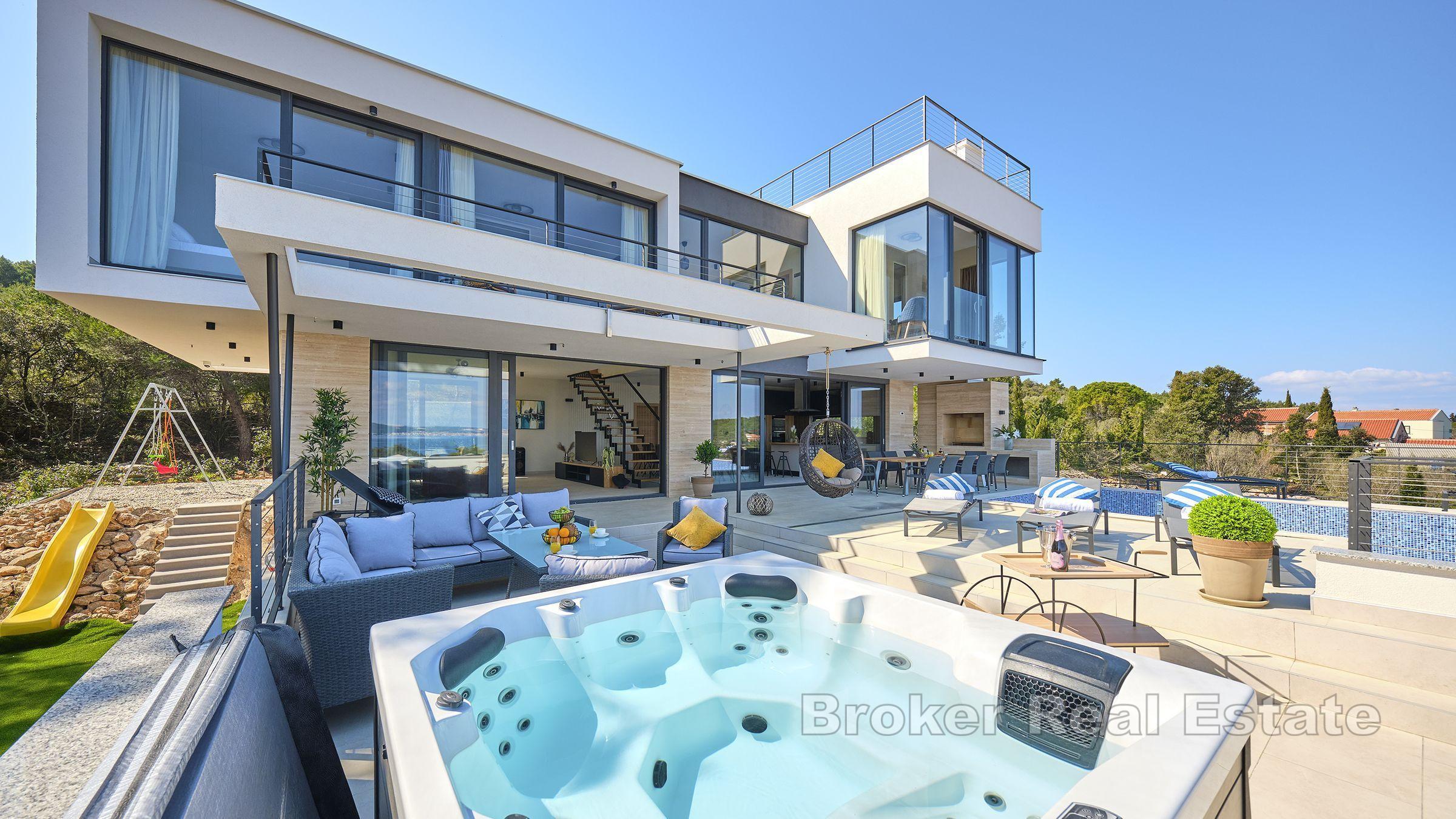 Moderne villa med basseng og havutsikt