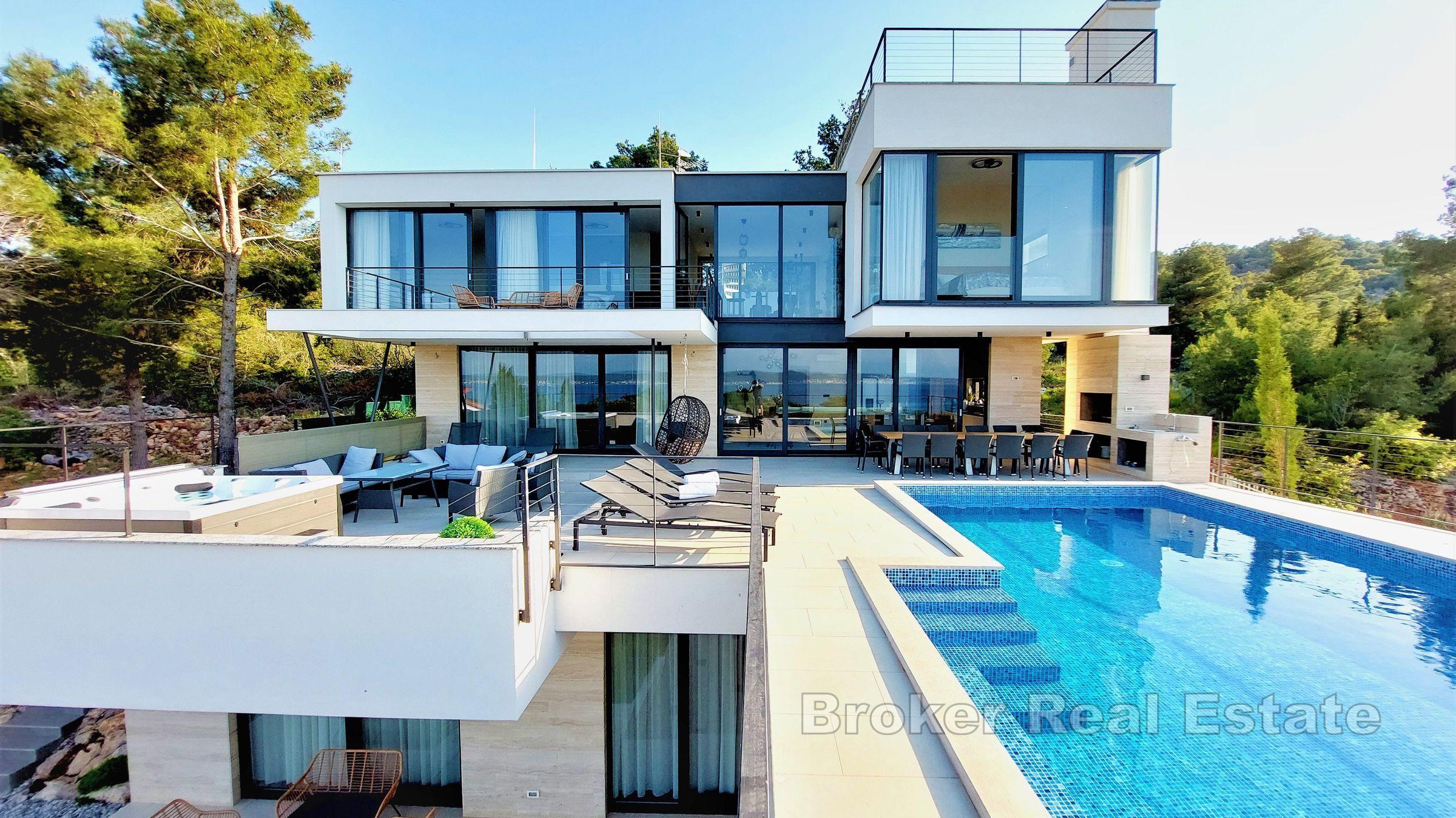 Villa moderna con piscina e vista mare