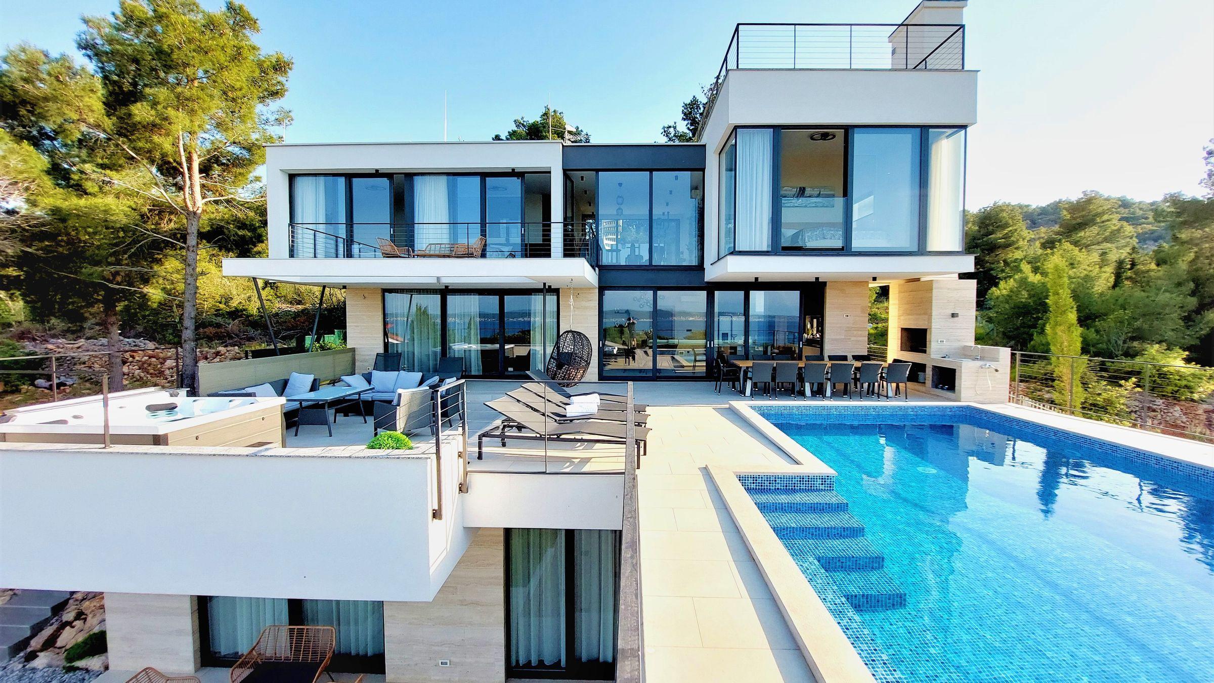 Villa moderne avec piscine et vue mer