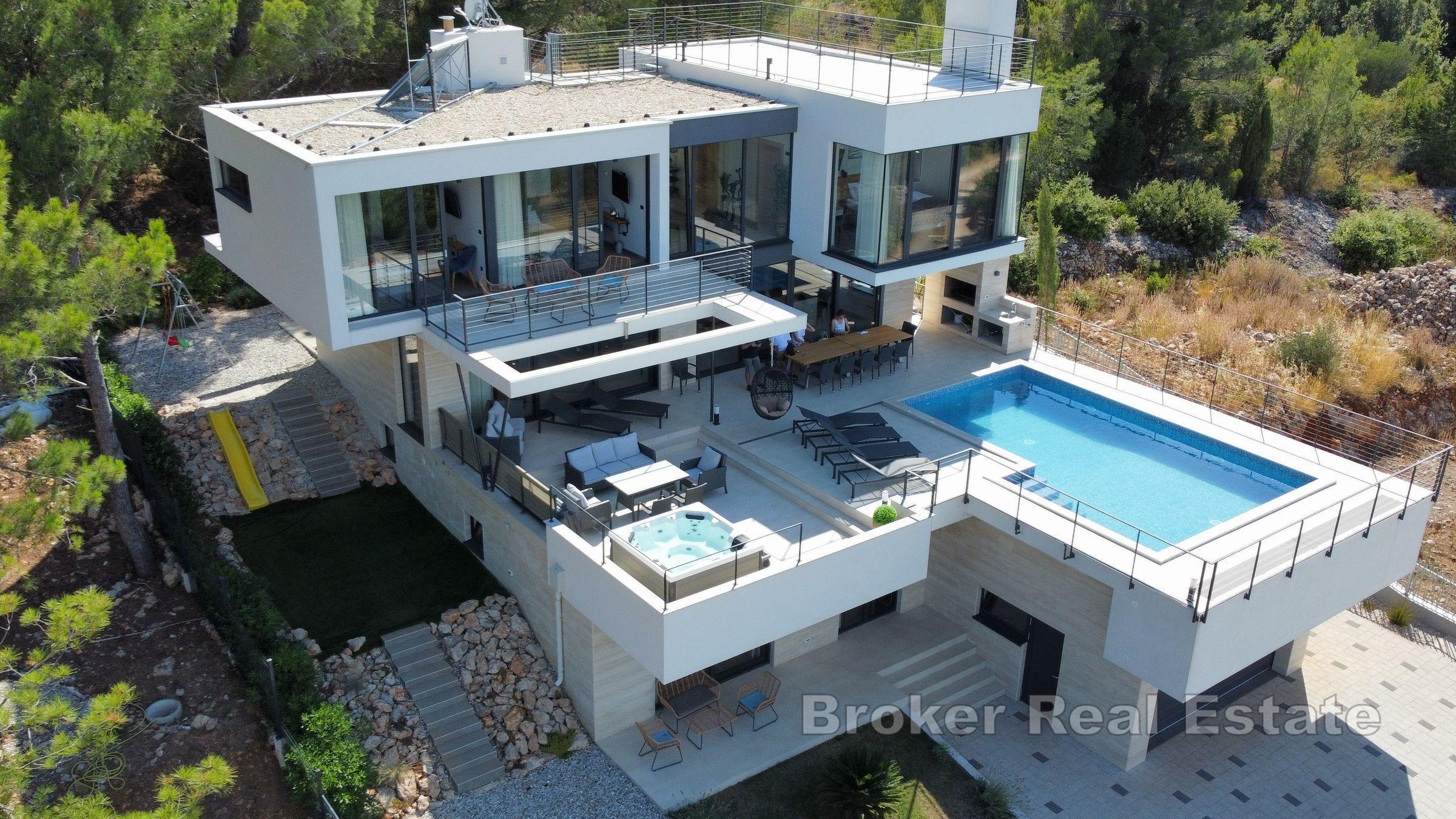 Moderne Villa mit Pool und Meerblick