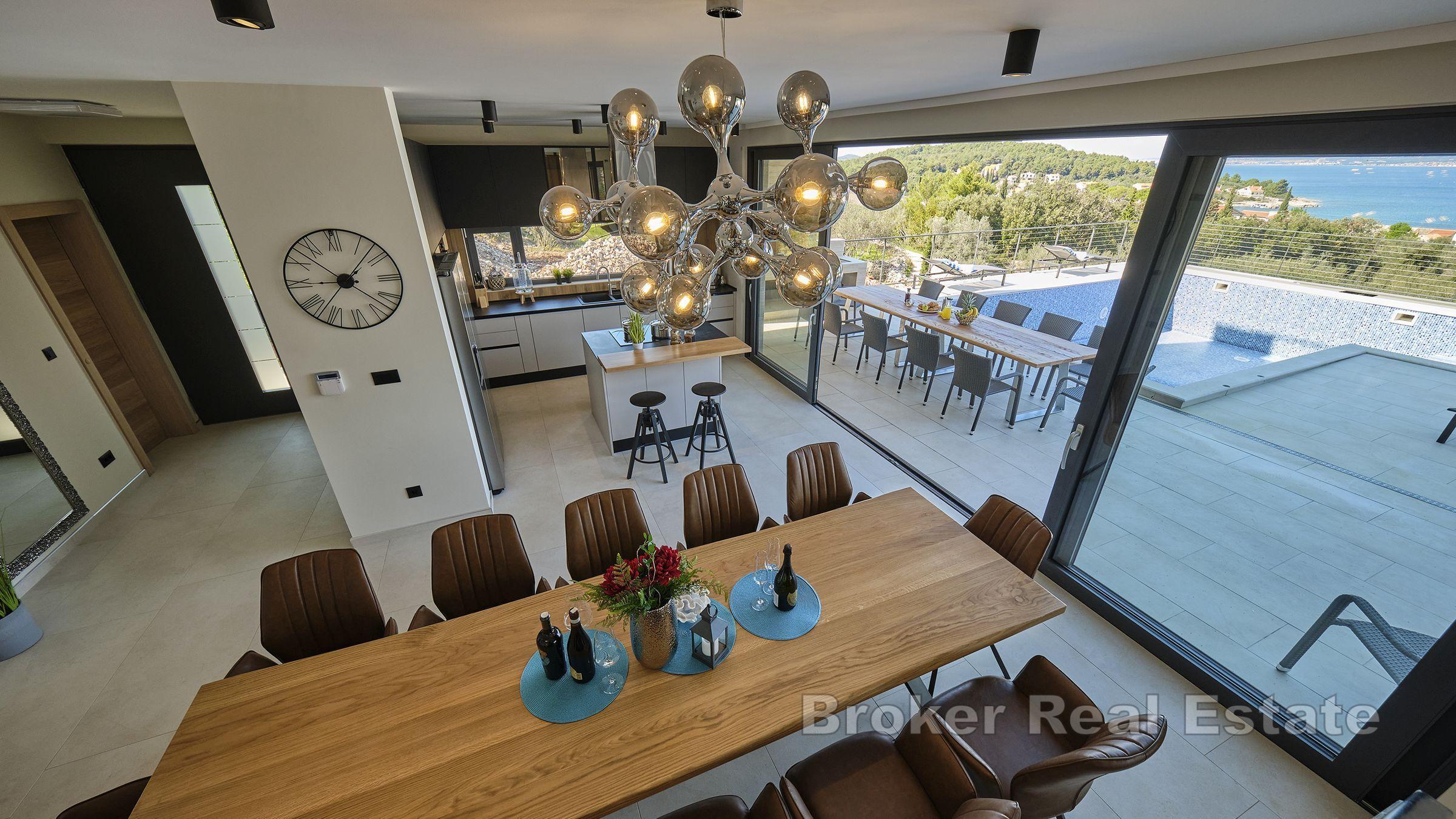 Moderne villa med basseng og havutsikt
