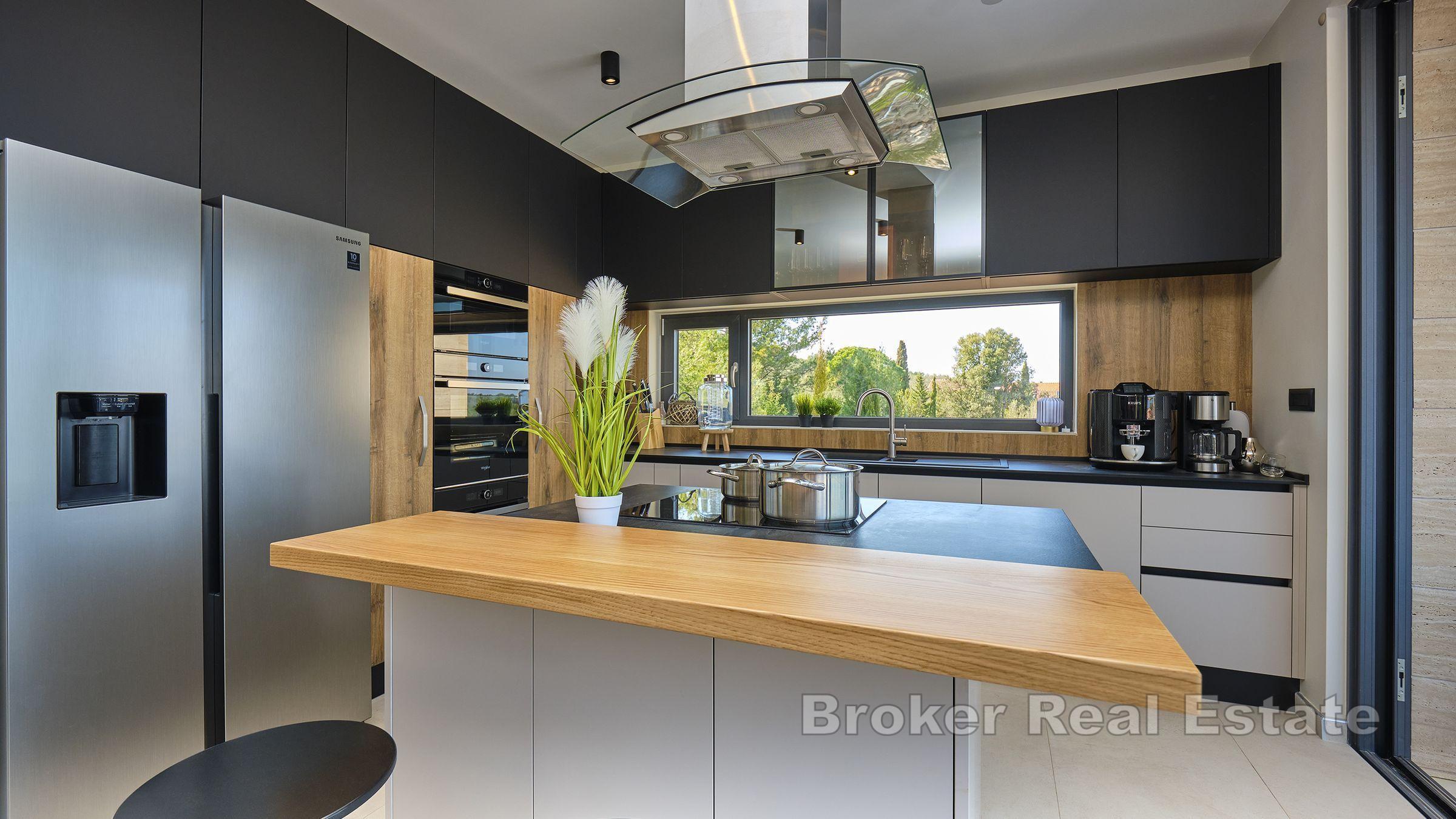 Moderne Villa mit Pool und Meerblick