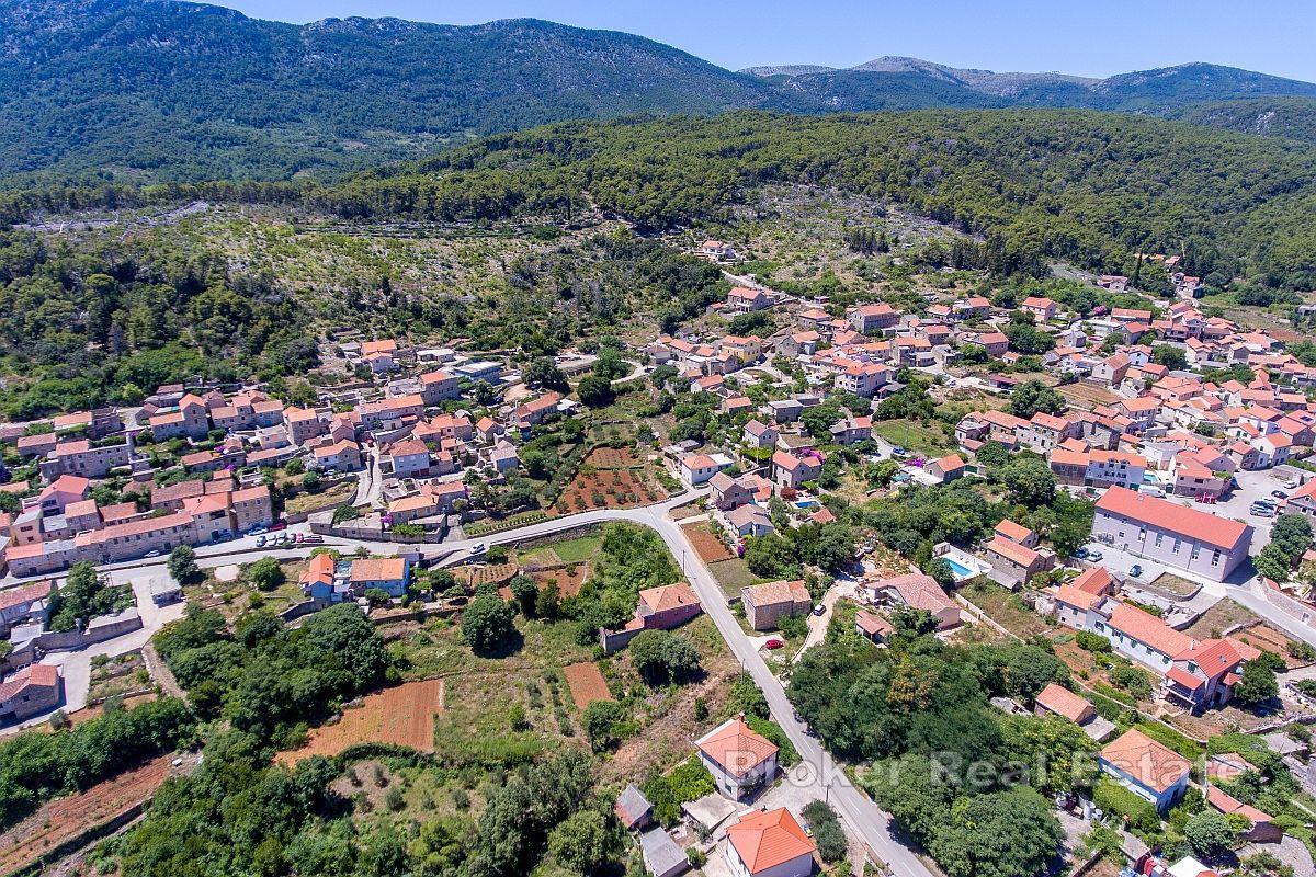 Maison en pierre avec cour dans un endroit attrayant non loin de la mer