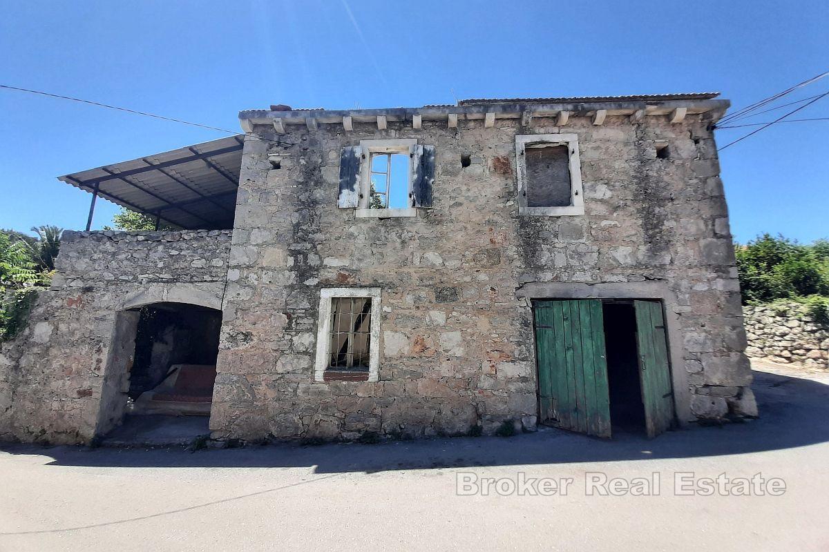 Maison en pierre avec cour dans un endroit attrayant non loin de la mer