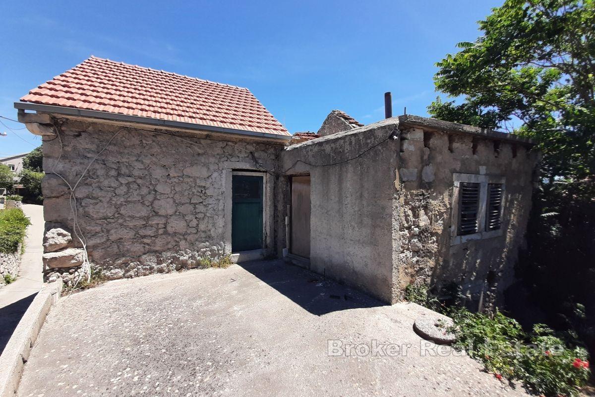 Maison en pierre avec cour dans un endroit attrayant non loin de la mer